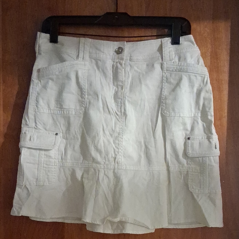 WHITE HOUSE | BLACK MARKET --- White Skirt.